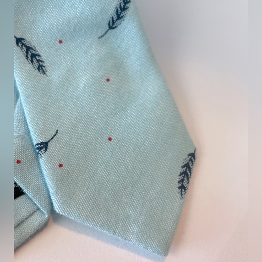 Mens Slim Neck Tie. Pale Ice Green and Feathers.